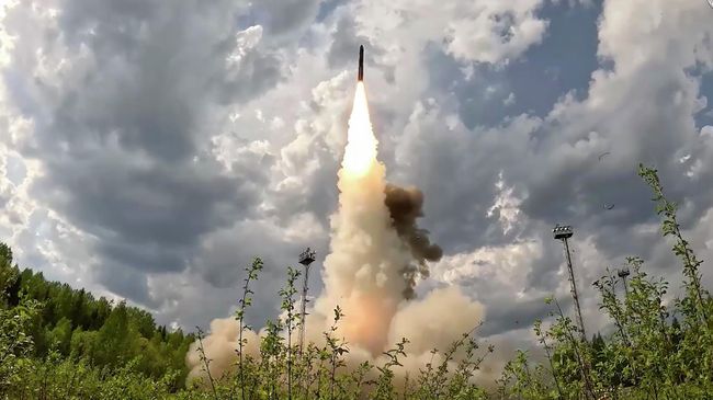Пуск межконтинентальной баллистической ракеты Ярс в ходе учений ядерных сил
