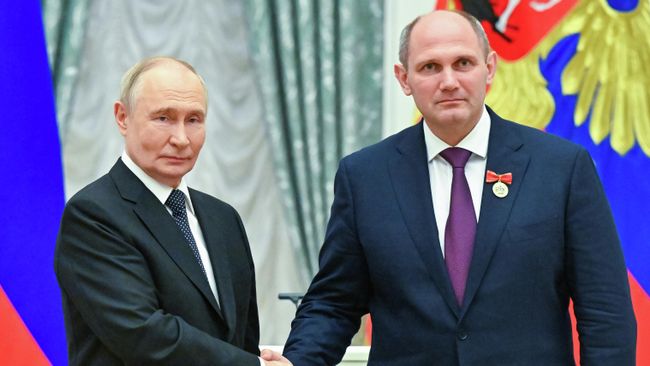 Президент РФ Владимир Путин и тренер-преподаватель ГБУ ДО спортивной школы олимпийского резерва имени А.С. Рахлина Михаил Рахлин, получивший знак отличия За наставничество