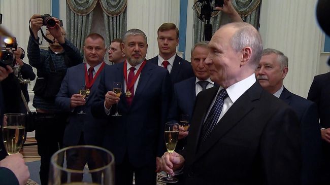 Шампанское после вручения госнаград в Кремле Шампанское после вручения госнаград в Кремле