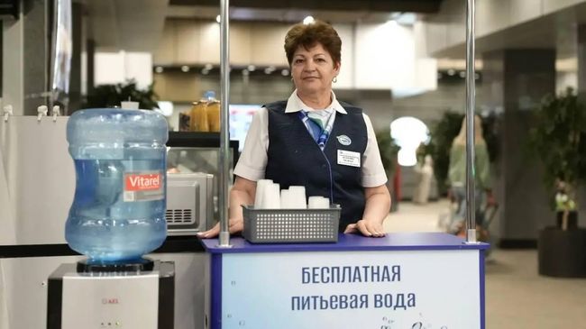 Перевозчики общественного транспорта раздают пассажирам бесплатную воду