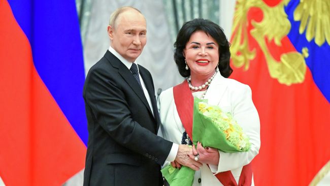 Президент России Владимир Путин и Народная артистка РСФСР Надежда Бабкина, получившая орден За заслуги перед Отечеством I степени Президент России Владимир Путин и Народная артистка РСФСР Надежда Бабкина, получившая орден За заслуги перед Отечеством I степени