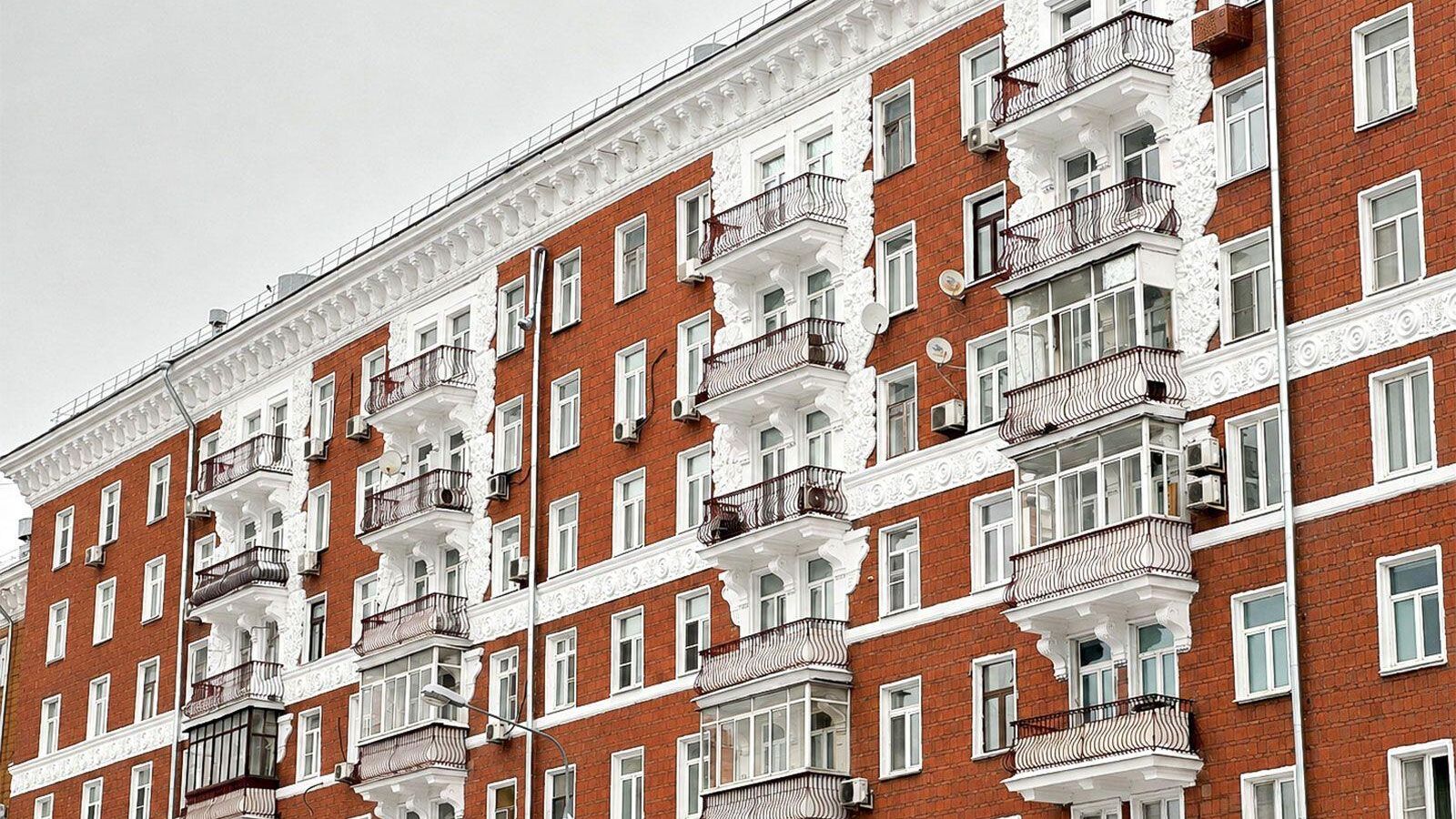 Специалисты комплекса городского хозяйства Москвы за десять лет обновили 115 домов с барельефами Специалисты комплекса городского хозяйства Москвы за десять лет обновили 115 домов с барельефами - РИА Новости, 1920, 22.05.2026