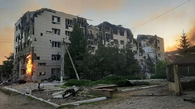 Последствия удара ВСУ по колледжу в Старобельске в ЛНР