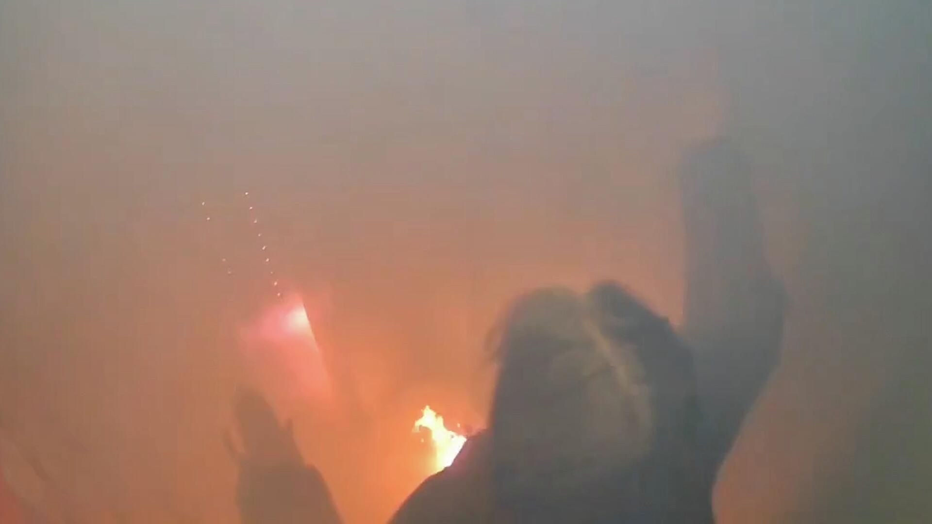 Пауэрбанк загорелся у девушки в лифте. Видео с камеры наблюдения Пауэрбанк загорелся у девушки в лифте. Видео с камеры наблюдения - РИА Новости, 1920, 22.05.2026