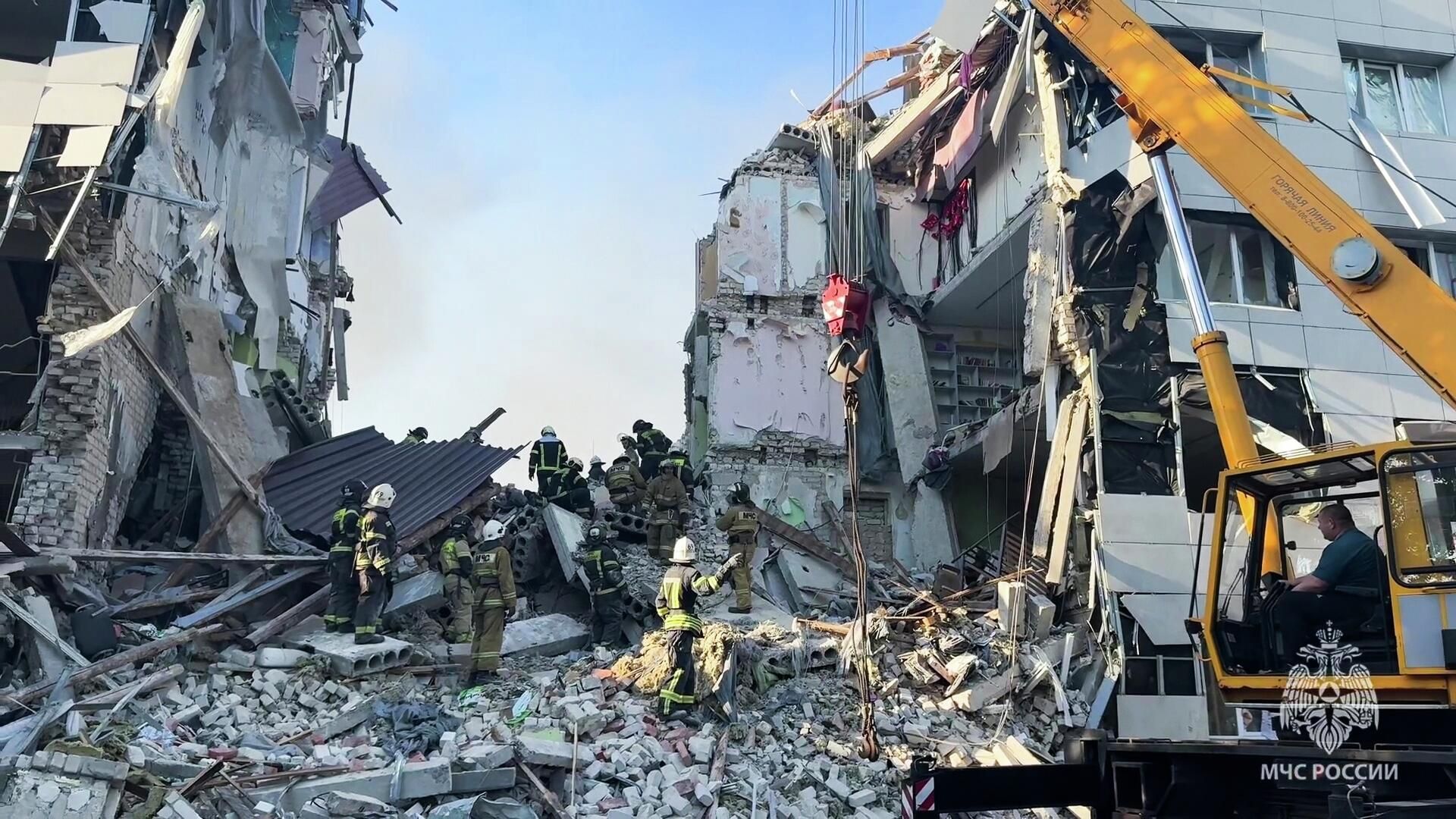 Сотрудники МЧС РФ работают на месте обрушения здания общежития колледжа в результате атаки ВСУ по Старобельску. 22 мая 2026 Сотрудники МЧС РФ работают на месте обрушения здания общежития колледжа в результате атаки ВСУ по Старобельску. 22 мая 2026 - РИА Новости, 1920, 22.05.2026