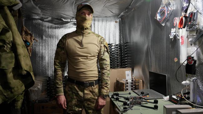 Дискач в импровизированной прифронтовой мастерской по сборке дронов