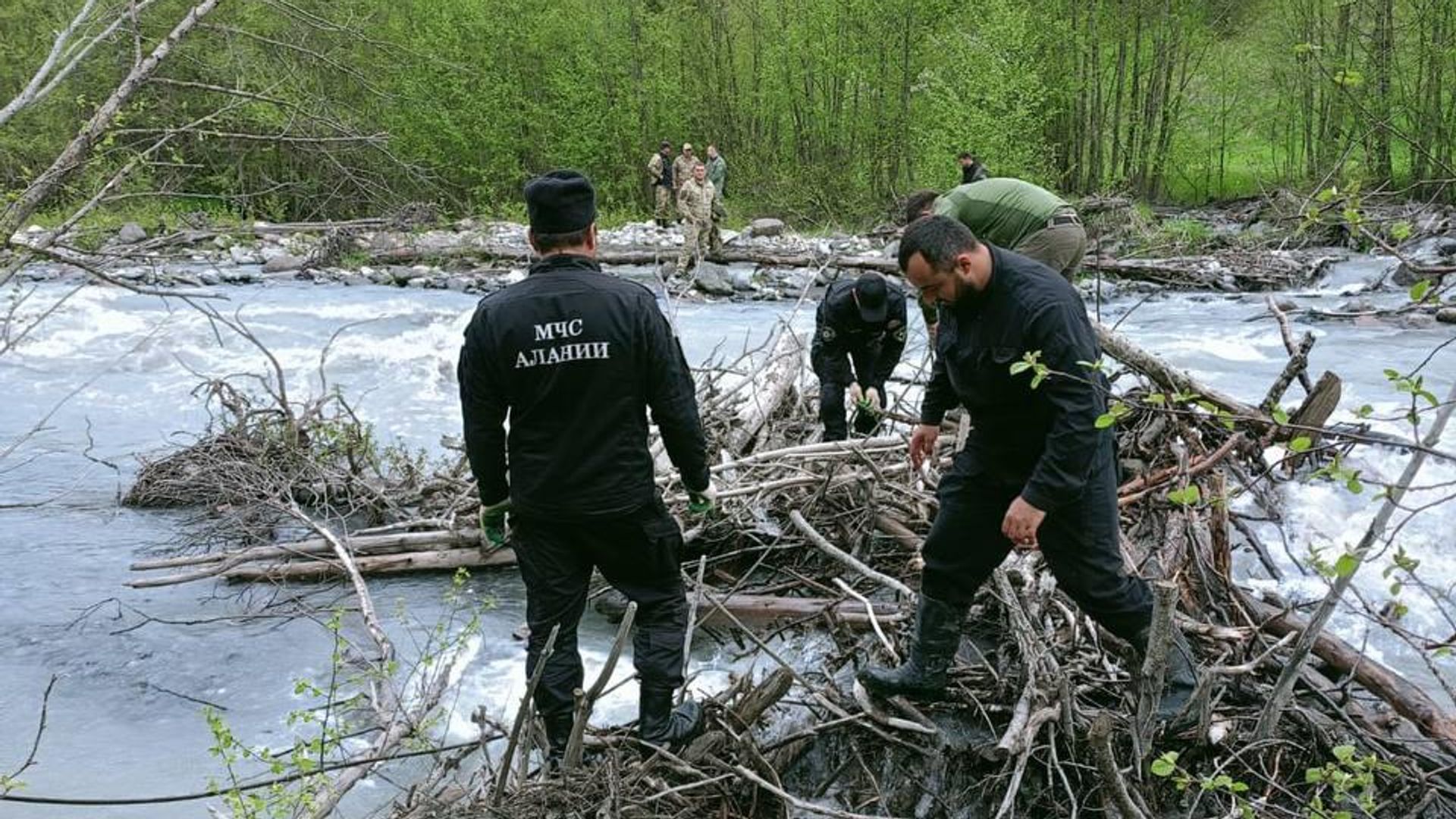 Поиск россиянки, упавшей в реку в селе Згубир в Южной Осетии Поиск россиянки, упавшей в реку в селе Згубир в Южной Осетии - РИА Новости, 1920, 22.05.2026
