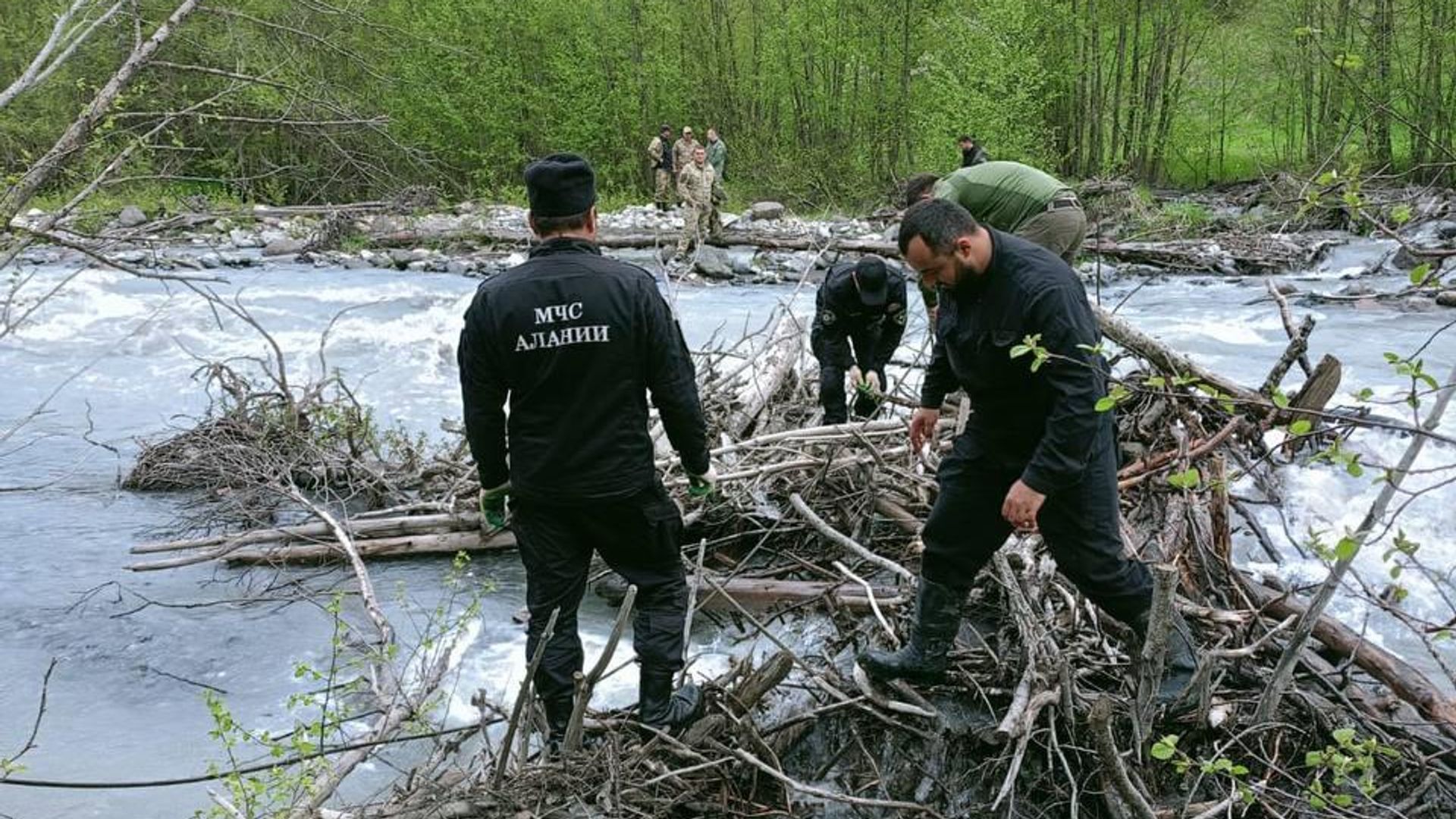Поиск россиянки, упавшей в реку в селе Згубир в Южной Осетии Поиск россиянки, упавшей в реку в селе Згубир в Южной Осетии - РИА Новости, 1920, 23.05.2026