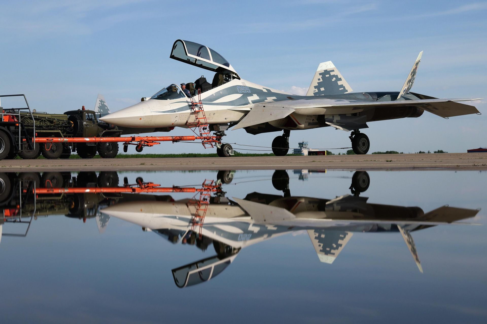 Двухместный многофункциональный истребитель пятого поколения Су-57Д перед началом летных испытаний в Московской области - РИА Новости, 1920, 22.05.2026