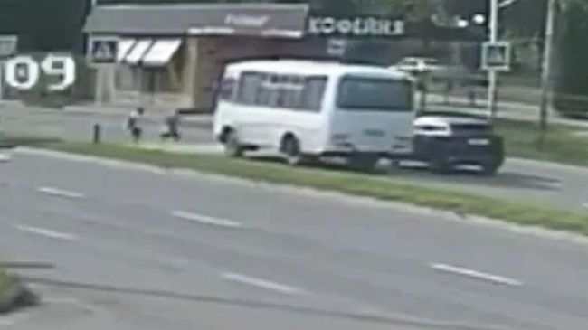 Женщина сбила ребенка на зебре в Черкесске. Видео с камеры наблюдения