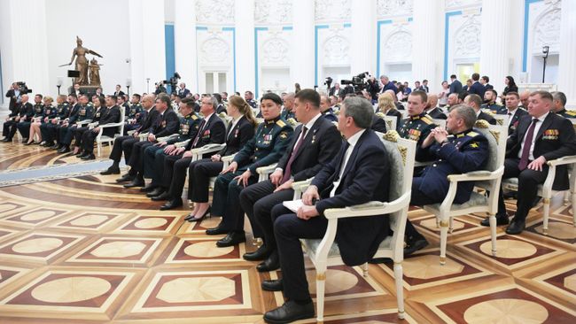 Участники образовательной программы для ветеранов и участников специальной военной операции Время Героев на встрече в Кремле с президентом РФ Владимиром Путиным