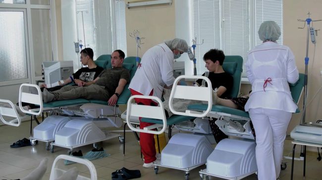 В Луганске сдают кровь для раненых в результате атаки ВСУ на колледж в ЛНР