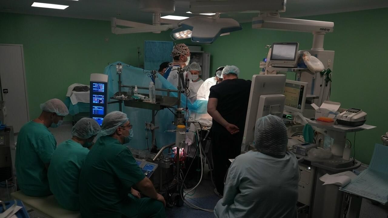 Специалисты национального медицинского исследовательского центра имени Мешалкина из Новосибирска проводят операцию 5-месячной девочке - РИА Новости, 1920, 23.05.2026
