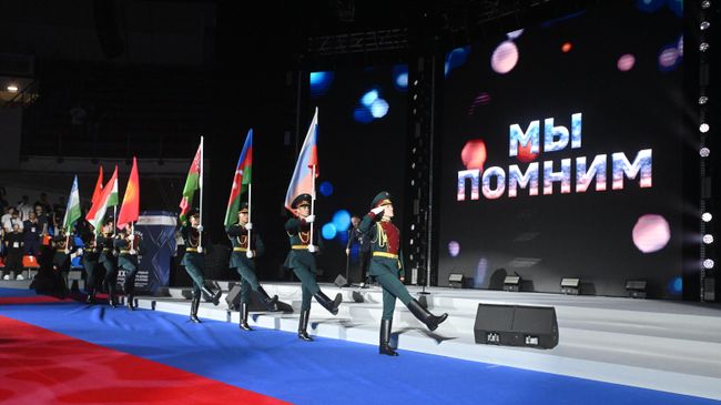 Торжественная церемония вручения автомобиля семье военкора  РИА Новости Ростислава Журавлева в СК Баскет Холл в Москве