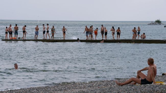 Жители Новосибирска отдыхают на берегу водохранилища Новосибирской гидроэлектростанции Жители Новосибирска отдыхают на берегу водохранилища Новосибирской гидроэлектростанции