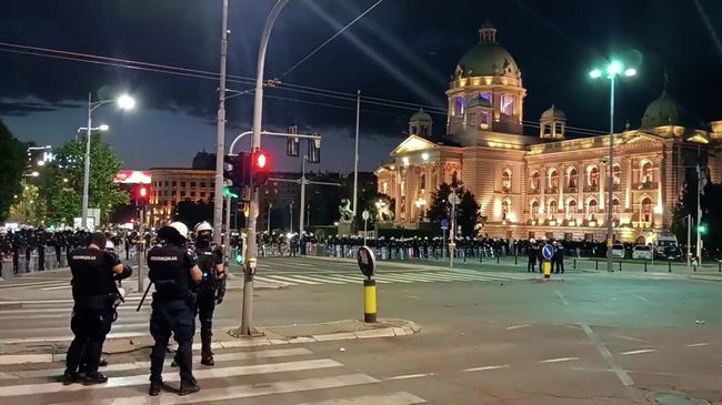 Полиция Сербии оттеснила протестующих от лагеря сторонников Вучича и парламента