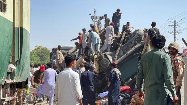 Поиски выживших на месте взрыва в Кветте, Пакистан. 24 мая 2026