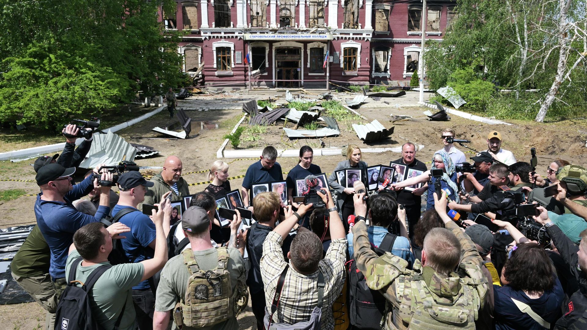 Представители СМИ из 19 стран на месте трагедии в Старобельске в ЛНР Представители СМИ из 19 стран на месте трагедии в Старобельске в ЛНР - РИА Новости, 1920, 24.05.2026