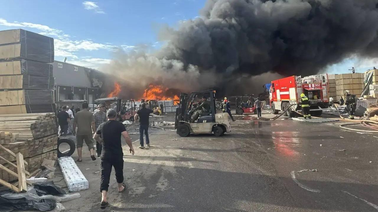  Пожар в торговых павильонах на рынке Тополек в Новой Москве  - РИА Новости, 1920, 24.05.2026