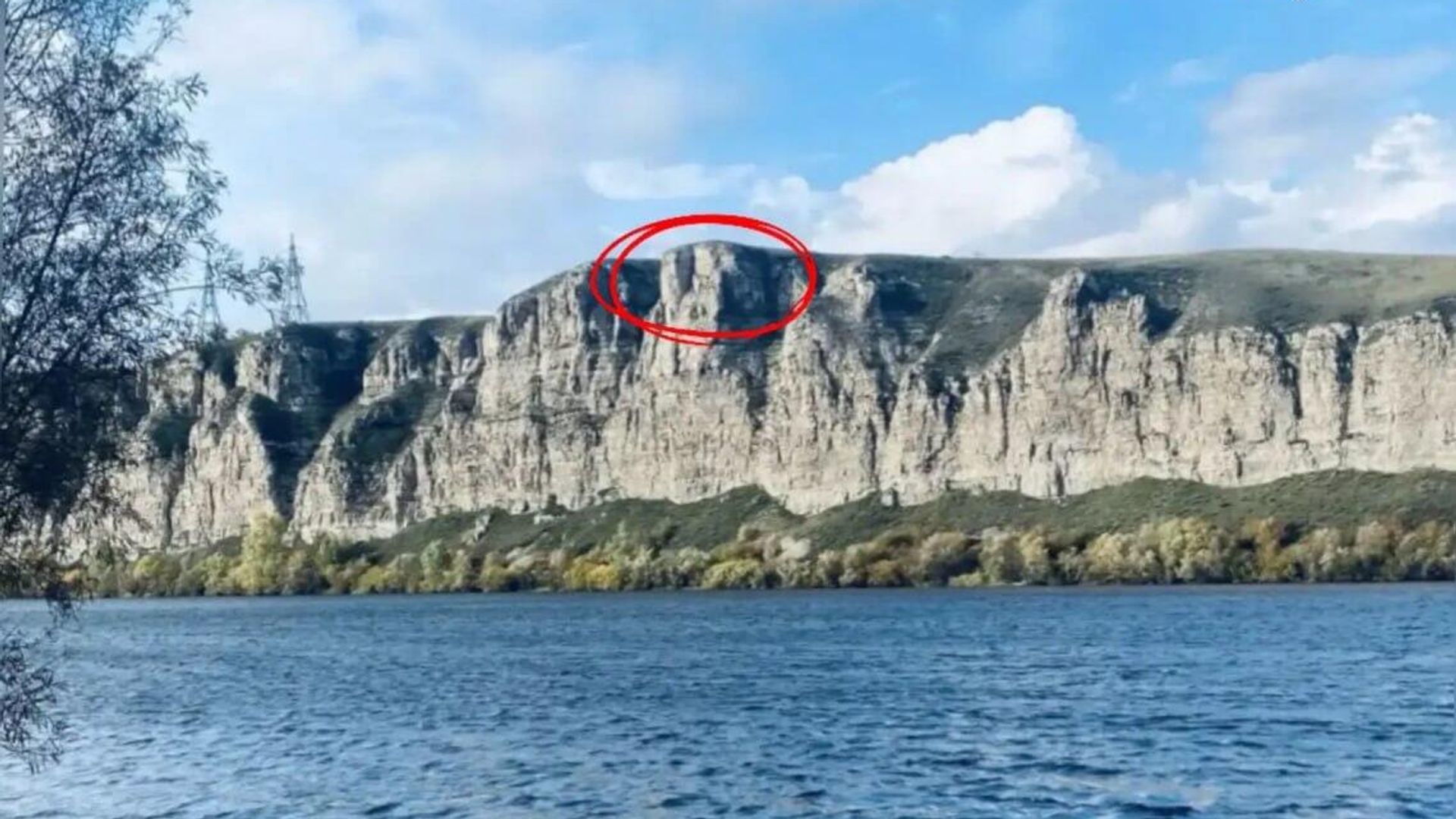Скала в Иркутской области, с которой сорвалась девушка во время фотосессии Скала в Иркутской области, с которой сорвалась девушка во время фотосессии - РИА Новости, 1920, 25.05.2026
