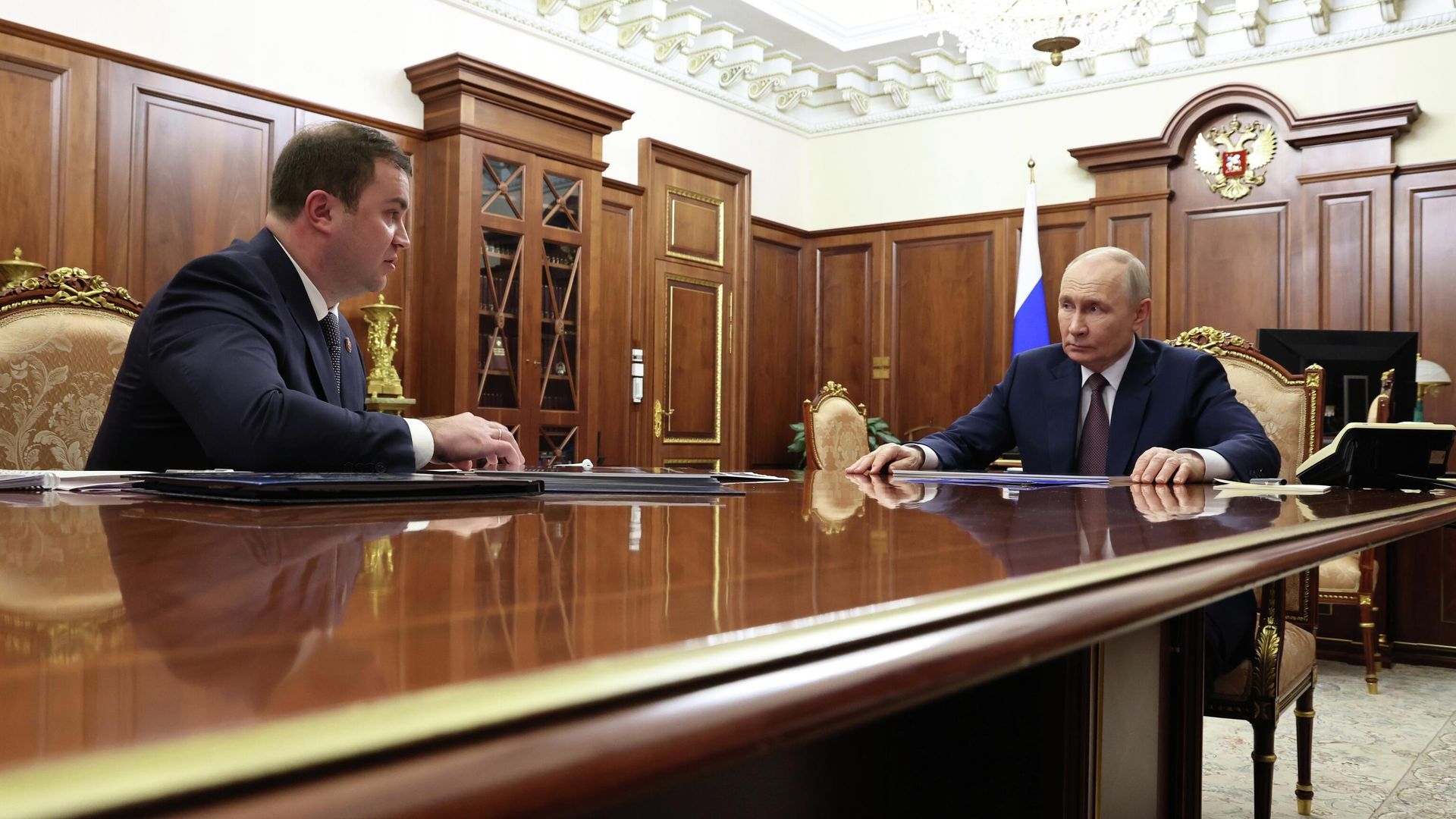 Президент России Владимир Путин и губернатор Омской области Виталий Хоценко во время встречи Президент России Владимир Путин и губернатор Омской области Виталий Хоценко во время встречи - РИА Новости, 1920, 25.05.2026