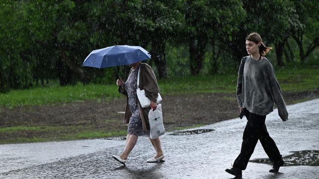 Люди во время дождя в Москве