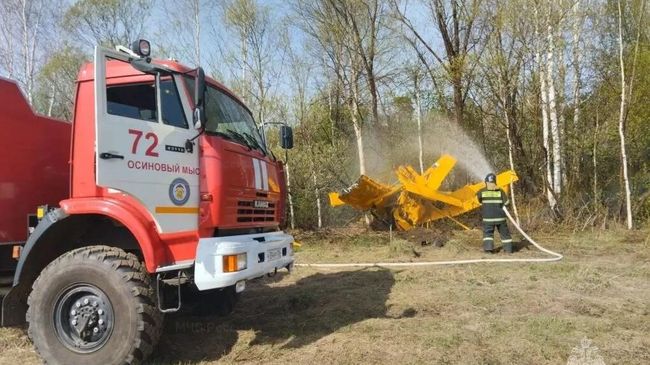 Сотрудники МЧС на месте жесткой посадки легкомоторного самолета в Красноярском крае