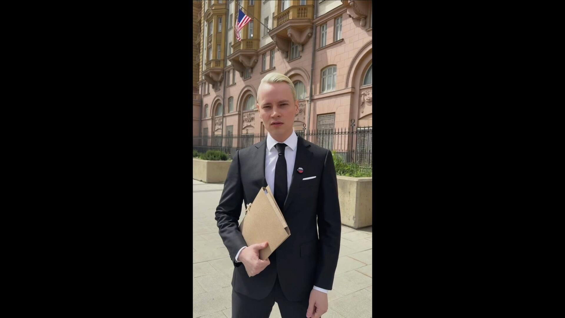 Видео певца Shaman около посольства США в Москве Видео певца Shaman около посольства США в Москве - РИА Новости, 1920, 25.05.2026