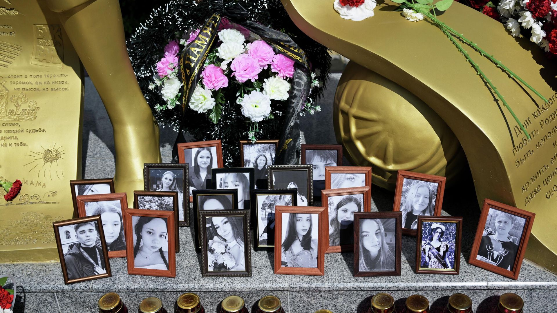 Стихийный мемориал в знак траура по жертвам атаки ВСУ на Старобельск Стихийный мемориал в знак траура по жертвам атаки ВСУ на Старобельск - РИА Новости, 1920, 02.06.2026