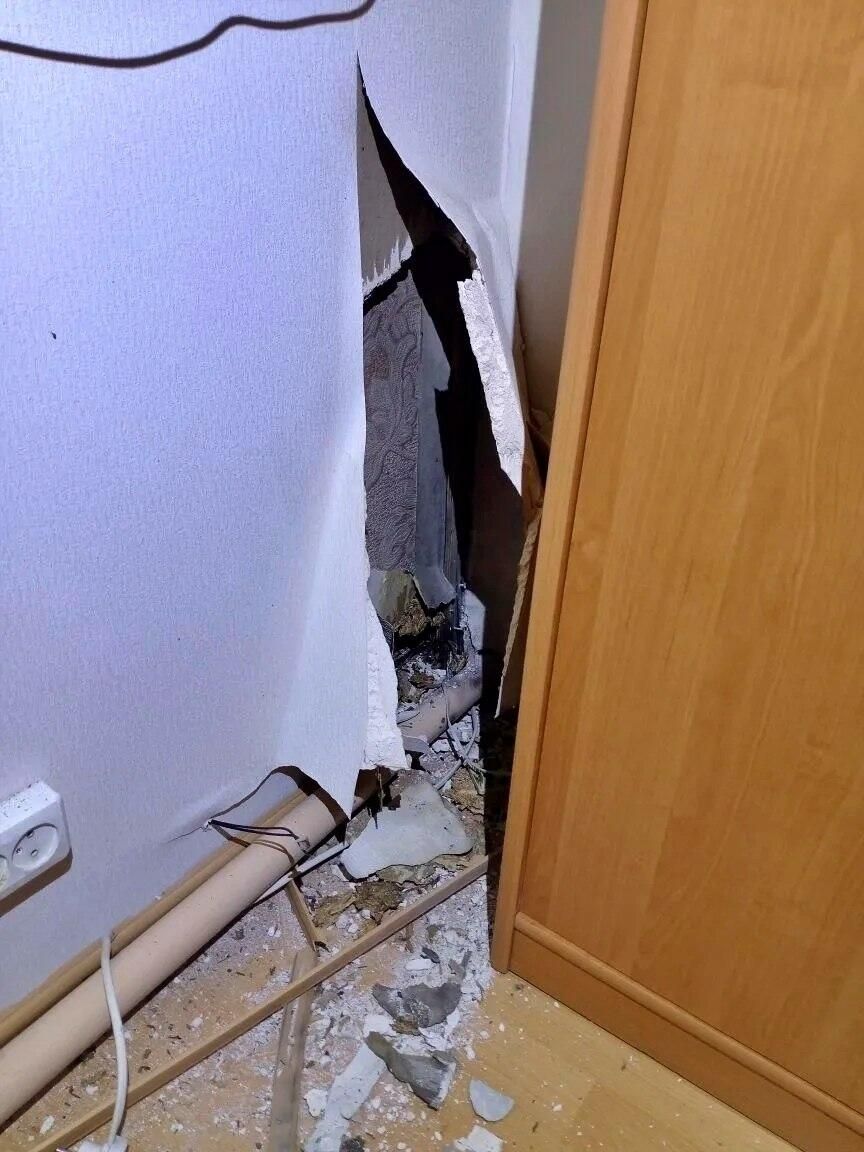Шаровая молния пробила стену двухквартирного деревянного дома в Шенкурске - РИА Новости, 1920, 25.05.2026
