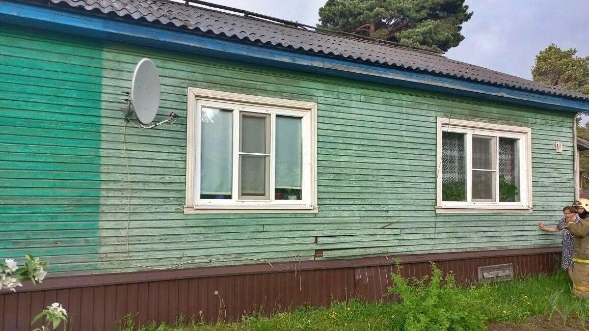 Шаровая молния ударила в двухквартирный деревянный дом в Шенкурске - РИА Новости, 1920, 25.05.2026