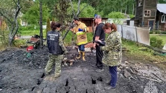 Последствия пожара в дачном доме в Павловском Посаде Московской области
