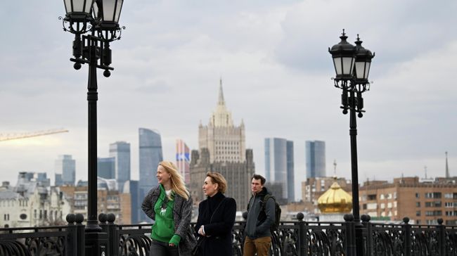 Люди во время прогулки в Москве