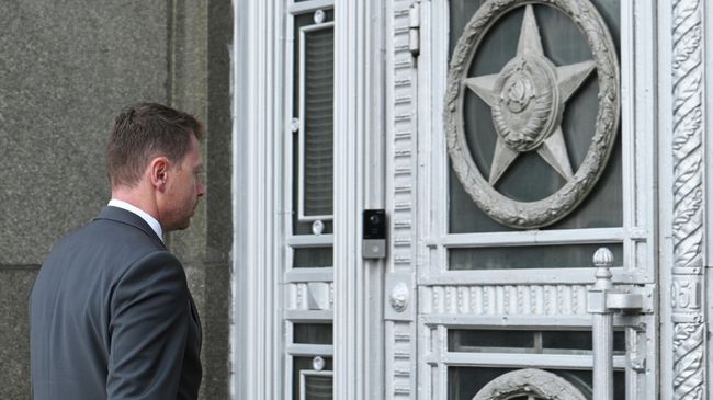 Временный поверенный в делах Чехии в РФ Ян Ондржейка у здания Министерства иностранных дел РФ. 26 мая 2026