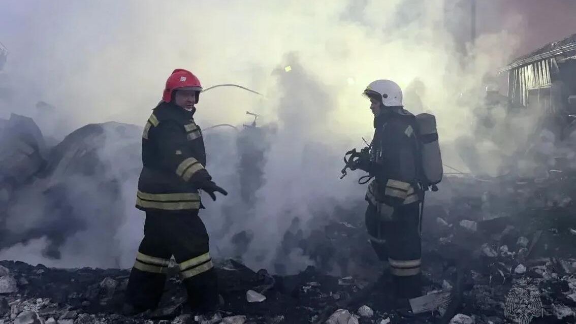 Ликвидация пожара в частном жилом доме в Липецке Ликвидация пожара в частном жилом доме в Липецке - РИА Новости, 1920, 27.05.2026