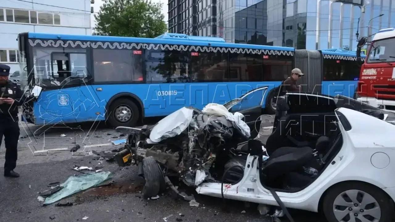 Последствия ДТП с участием трех автомобилей и пассажирского автобуса в Огородном проезде на северо-востоке Москвы. 27 мая 2026 Последствия ДТП с участием трех автомобилей и пассажирского автобуса в Огородном проезде на северо-востоке Москвы. 27 мая 2026 - РИА Новости, 1920, 27.05.2026