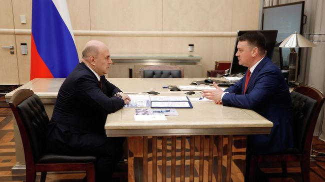 Председатель правительства РФ Михаил Мишустин и председатель Социального фонда России Сергей Чирков во время встречи. 27 мая 2026