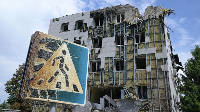 Иностранные журналисты возложили цветы на месте теракта ВСУ в Старобельске