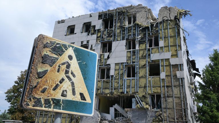 Место удара ВСУ по колледжу в Старобельске в ЛНР
