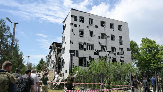 Место удара ВСУ по колледжу в Старобельске в ЛНР