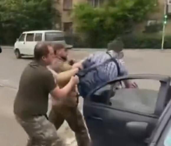 Сотрудники ТЦК насильно мобилизуют мужчину Сотрудники ТЦК насильно мобилизуют мужчину - РИА Новости, 1920, 30.07.2026