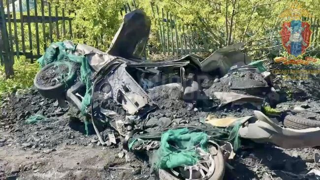 Последствия ДТП с участием грузовика в городе Осинники в Кузбассе