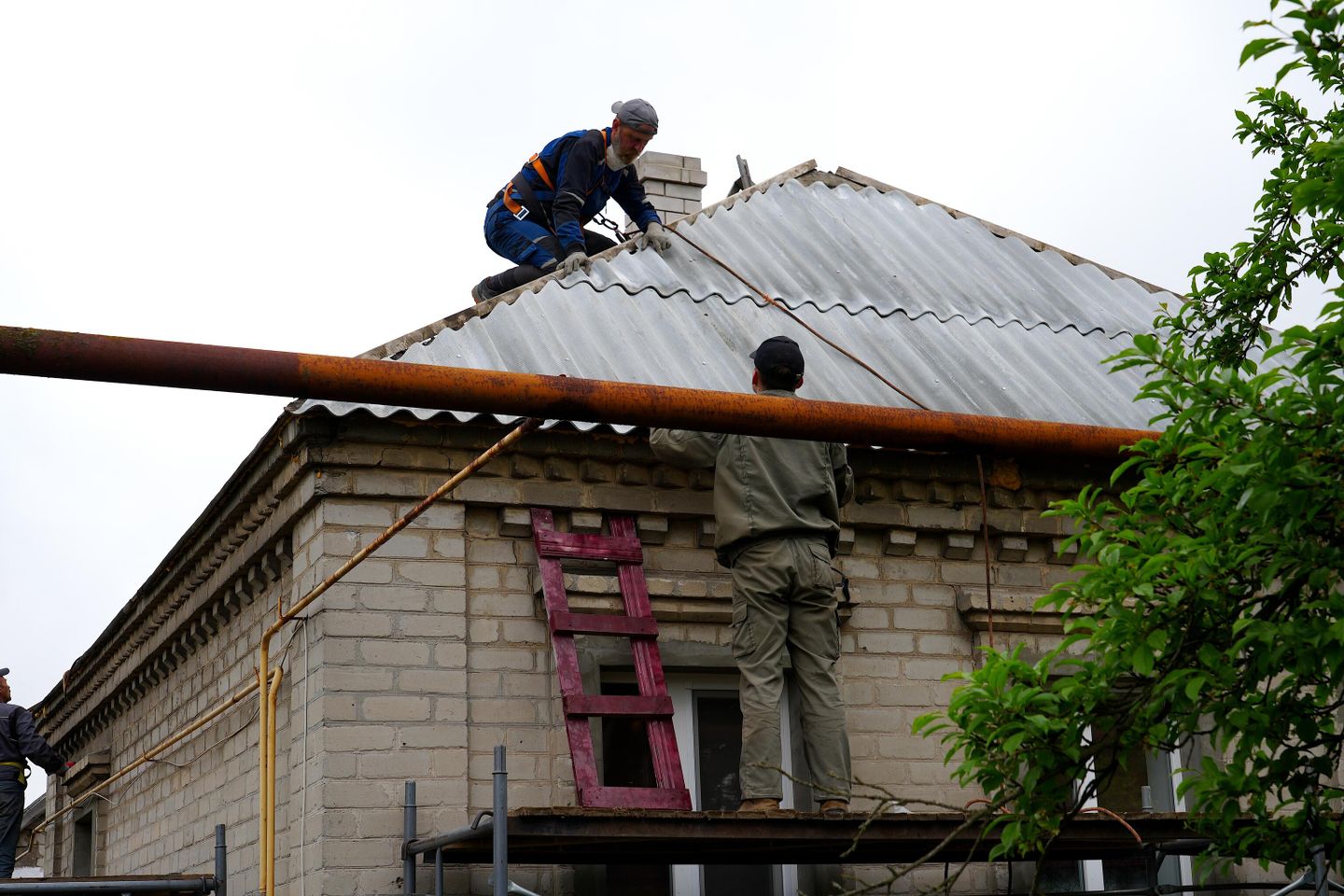 Добровольцы чинят кровлю частного дома Добровольцы чинят кровлю частного дома