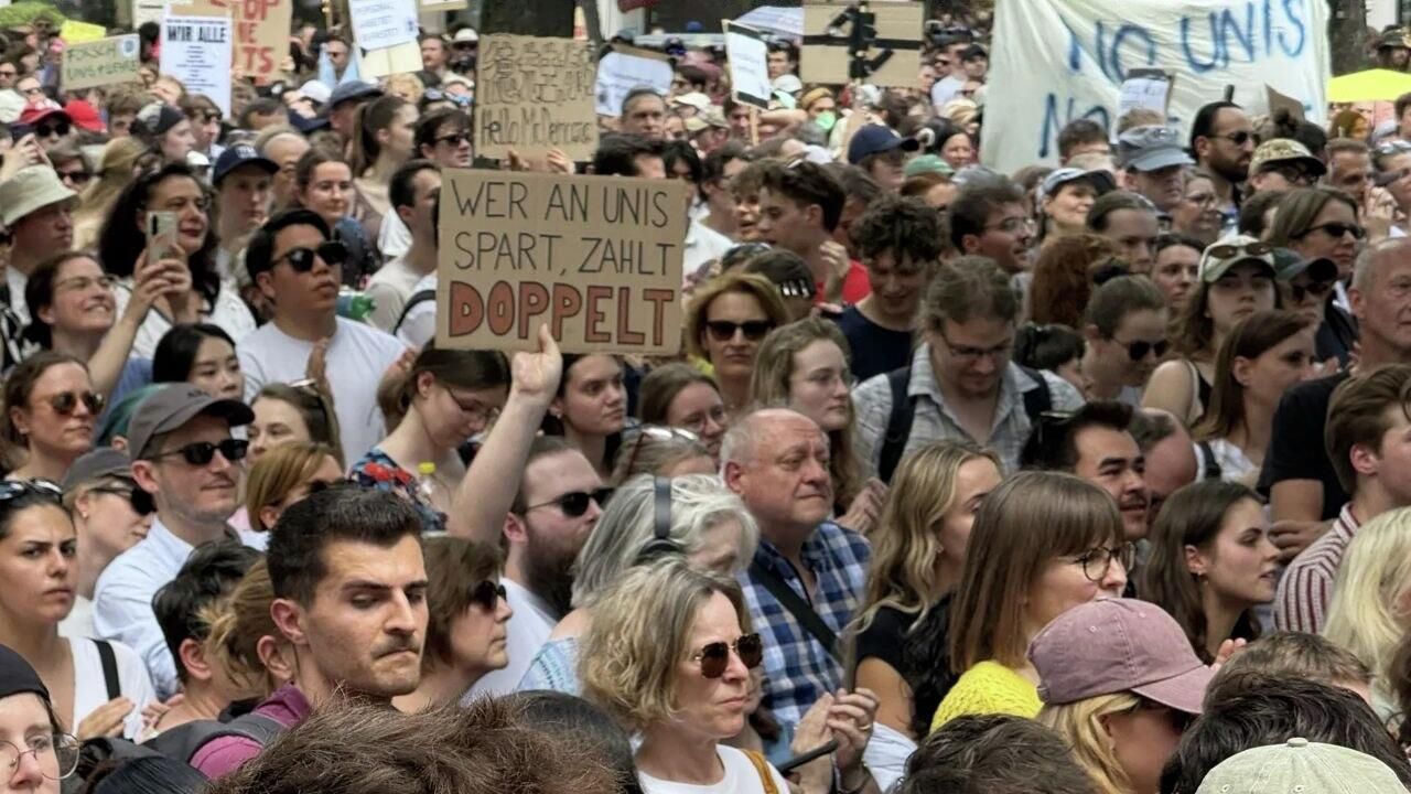 Протест против сокращения финансирования вузов в Вене Протест против сокращения финансирования вузов в Вене - РИА Новости, 1920, 27.05.2026