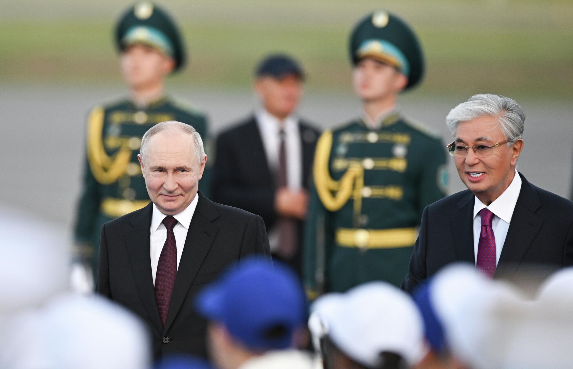 Президент России Владимир Путин и президент Казахстана Касым-Жомарт Токаев во время встречи в международном аэропорту имени Нурсултана Назарбаева в Астане Президент России Владимир Путин и президент Казахстана Касым-Жомарт Токаев во время встречи в международном аэропорту имени Нурсултана Назарбаева в Астане - РИА Новости, 1920, 28.05.2026