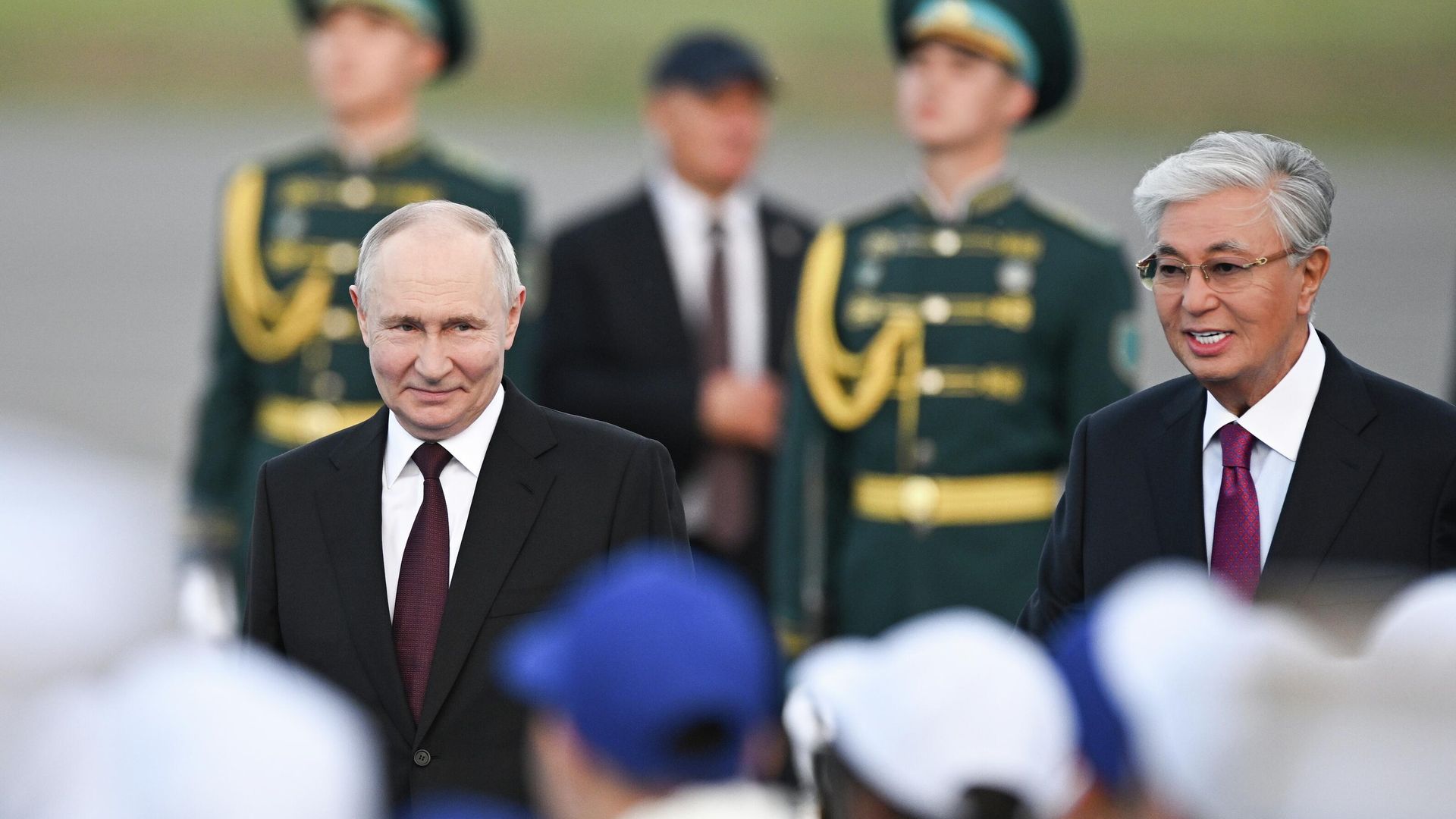 Президент России Владимир Путин и президент Казахстана Касым-Жомарт Токаев во время встречи в международном аэропорту имени Нурсултана Назарбаева в Астане Президент России Владимир Путин и президент Казахстана Касым-Жомарт Токаев во время встречи в международном аэропорту имени Нурсултана Назарбаева в Астане - РИА Новости, 1920, 28.05.2026
