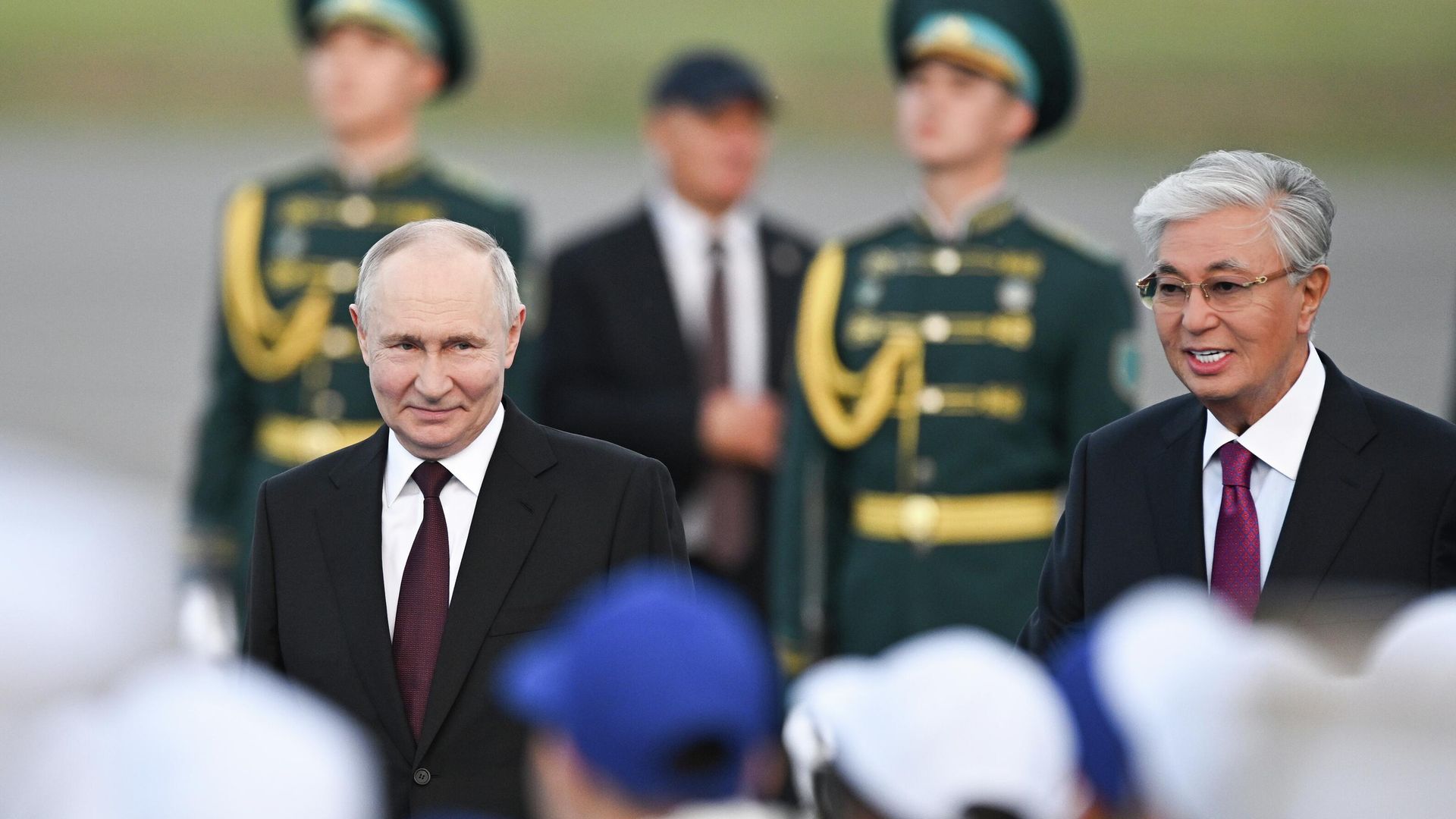 Токаев встретил Путина у трапа самолета Токаев встретил Путина у трапа самолета - РИА Новости, 1920, 27.05.2026