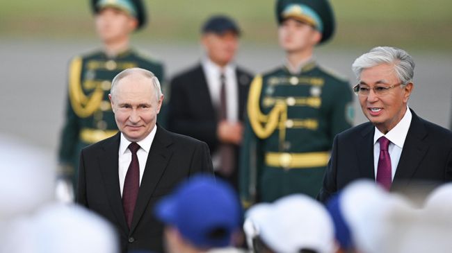 Токаев встретил Путина у трапа самолета