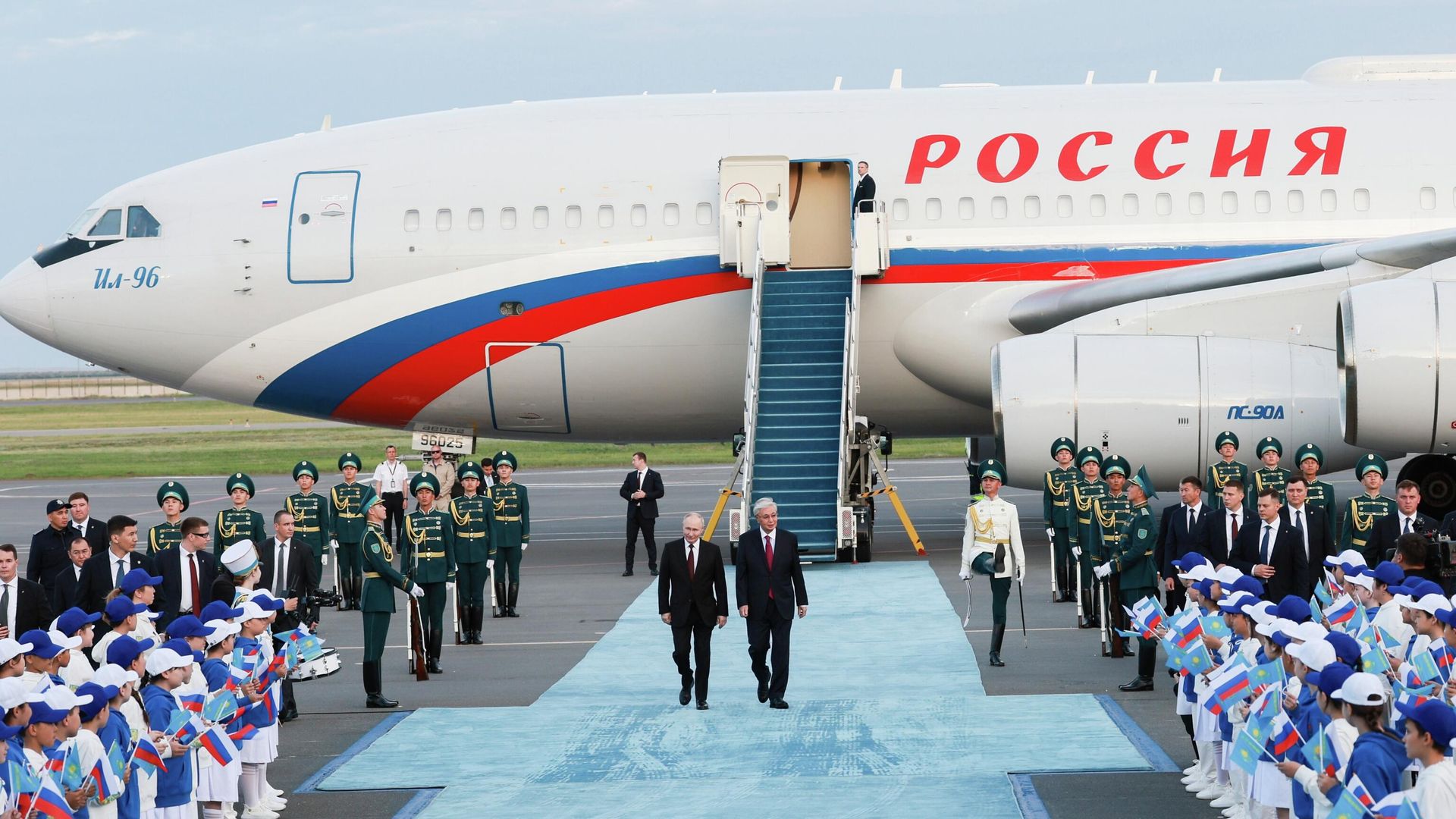 Президент РФ Владимир Путин и президент Казахстана Касым-Жомарт Токаев во время встречи в международном аэропорту имени Нурсултана Назарбаева в Астане Президент РФ Владимир Путин и президент Казахстана Касым-Жомарт Токаев во время встречи в международном аэропорту имени Нурсултана Назарбаева в Астане - РИА Новости, 1920, 28.05.2026