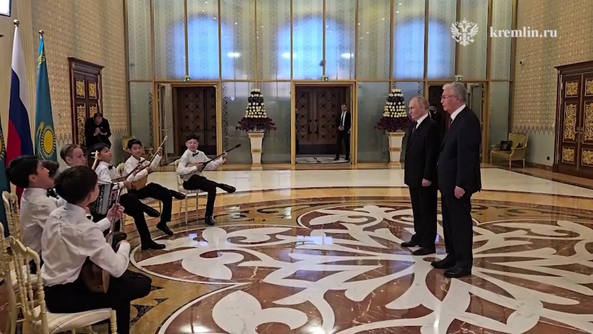 Путина и Токаева приветствуют дети-музыканты Путина и Токаева приветствуют дети-музыканты - РИА Новости, 1920, 27.05.2026